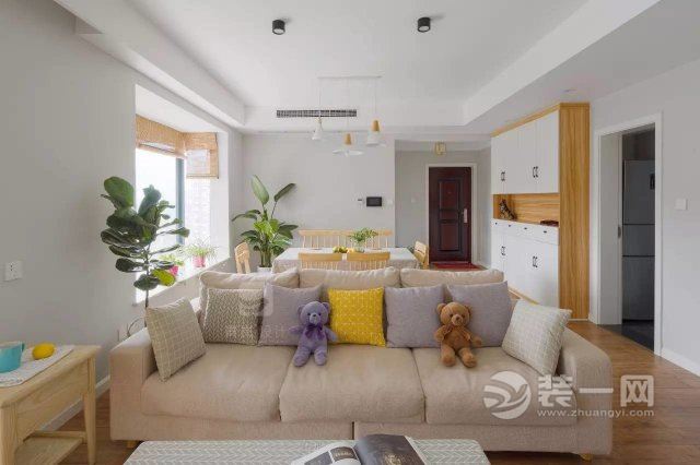 客厅沙发不靠墙,你能接受吗?客厅的后面即是餐厅